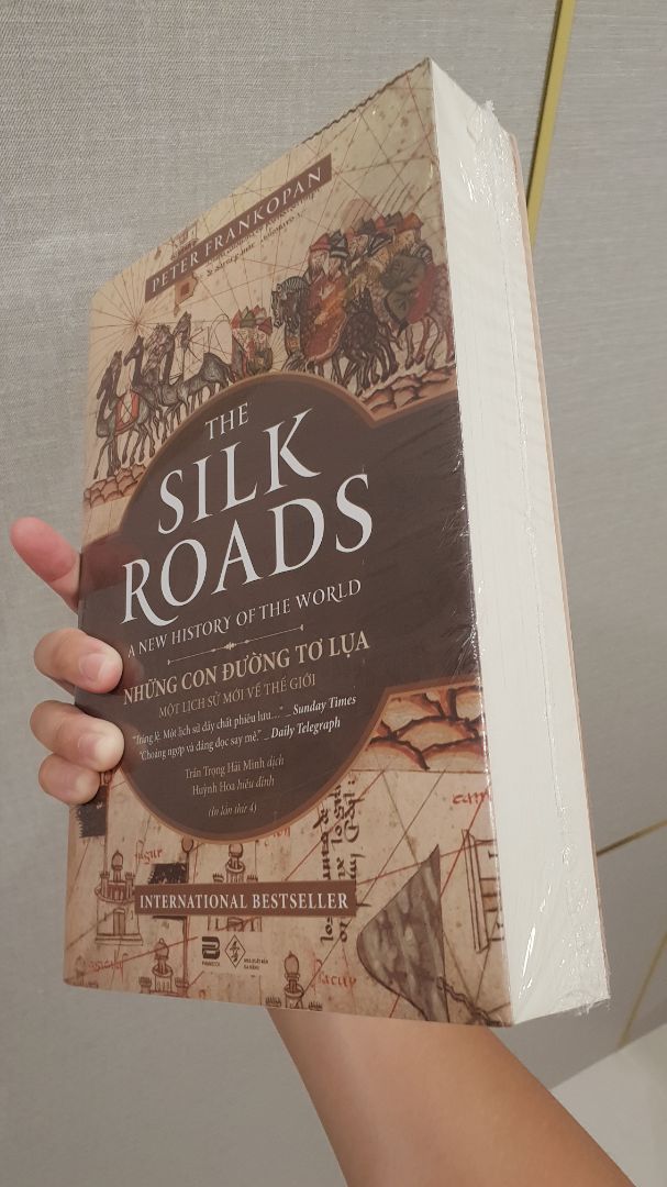 Cuốn này năm ngoái nhăm nhe để giỏ mãi mà chưa có thóc để mua, lúc có tiền thì lại hết hàng, mãi đến giờ mới múc được, giá 399k khá ngon cho đợt tái bản. Nhà bán đóng gói hàng cực có tâm, sách về tay mới cứng, nguyên seal, mà vừa đặt hôm qua thì nay sách về luôn rồi.