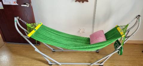 Võng gọn gàng nhưng chắc chắn.