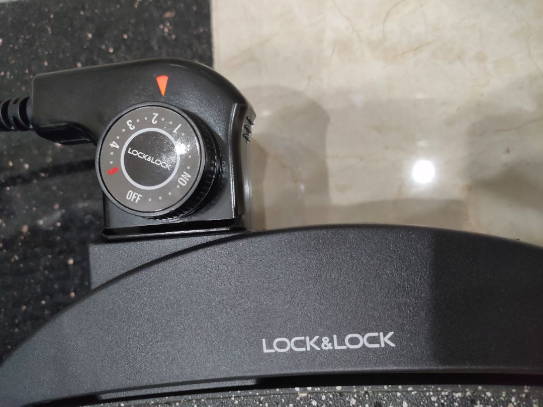 tạm thời nhận hàng xong cắm thử có lên đèn, chưa sử dụng nên chưa biết thế nào ( nhưng note lại với Tiki cái đầu nhọn chuôi cắm hơi đen xíu) . Nhưng an tâm với chính sách đổi trả của Tiki, nên miễn sử dụng được là ổn!