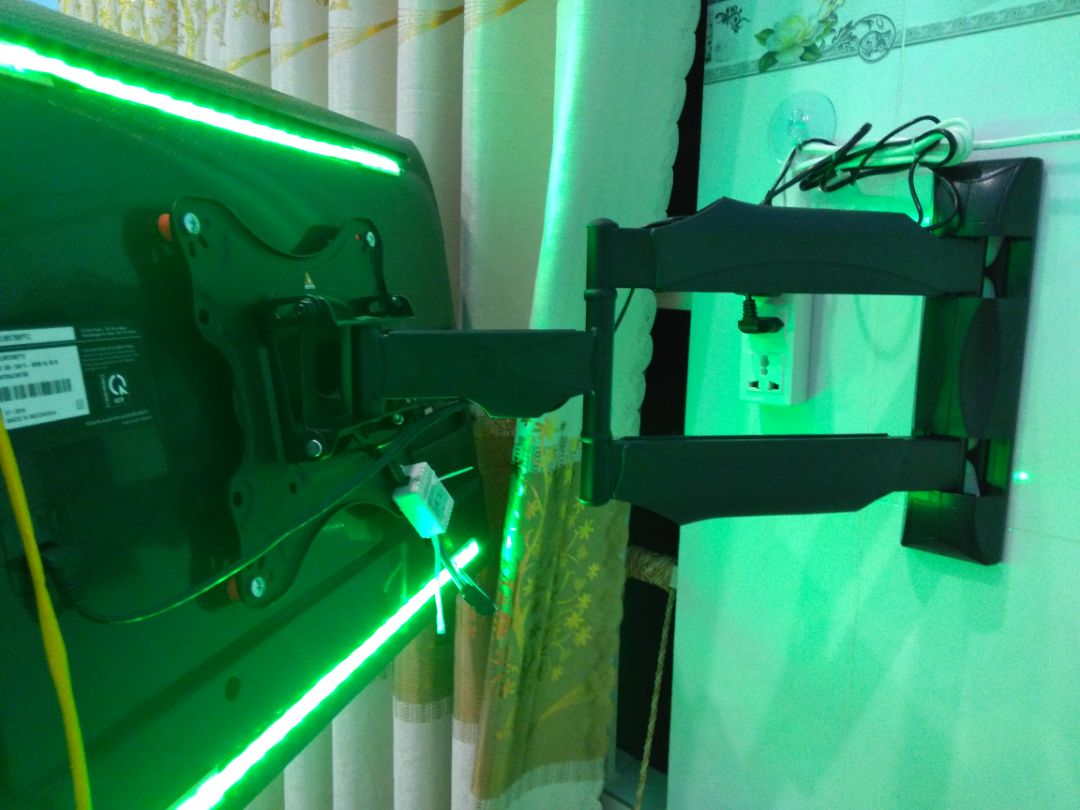 Sản phẩm thẩm mỹ cao , kểu dán hiện đại , cực gọn gòn và chắc chắn , nước sơn rất đẹp , có chổ dấu dây điện rất tiện lợi , sản phẩm bằng sắt rất nặng chứ không phải nhựa , 
- Điểm không hài lòng duy nhất là đẩy vào rất nặng , mỏi lần ép vô tường cứ sợ bể màn tivi , đã tra dầu vào các khớp nhưng vẫn không ok .