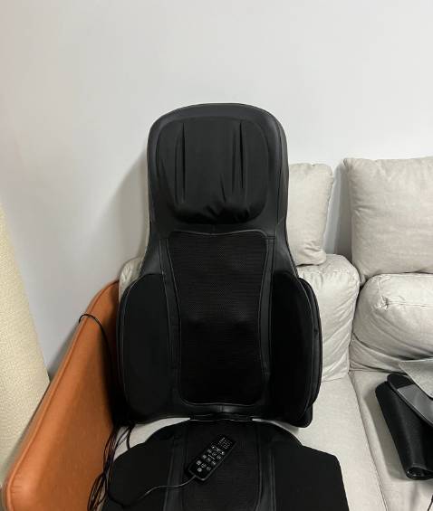 Giao hàng nhanh, đóng hộp có rất cẩn thận và to hơn mình tưởng tượng nhiều. Đệm có thêm một lớp lót da lên ngồi dựa vào rất êm. Đệm masage bằng con lăn lúc ngồi thử thì khá tốt, tất nhiên để so sánh với ghế massage toàn thân thì không bằng nhưng nó nhỏ gọn và mang ra cất vào thì tiện hơn hẳn đỡ tốn diện tích.