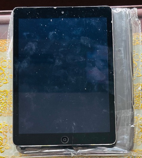 Cảm ơn nhà cung cấp. Tôi đã nhận sản phẩm nhưng nó to hơn ipad của tôi (như hình bên dưới) nên không dùng được. Tôi đề nghị nhà cung cấp đổi sang loại nhỏ hơn để vừa với ipad của tôi nhé. Xin cảm ơn.