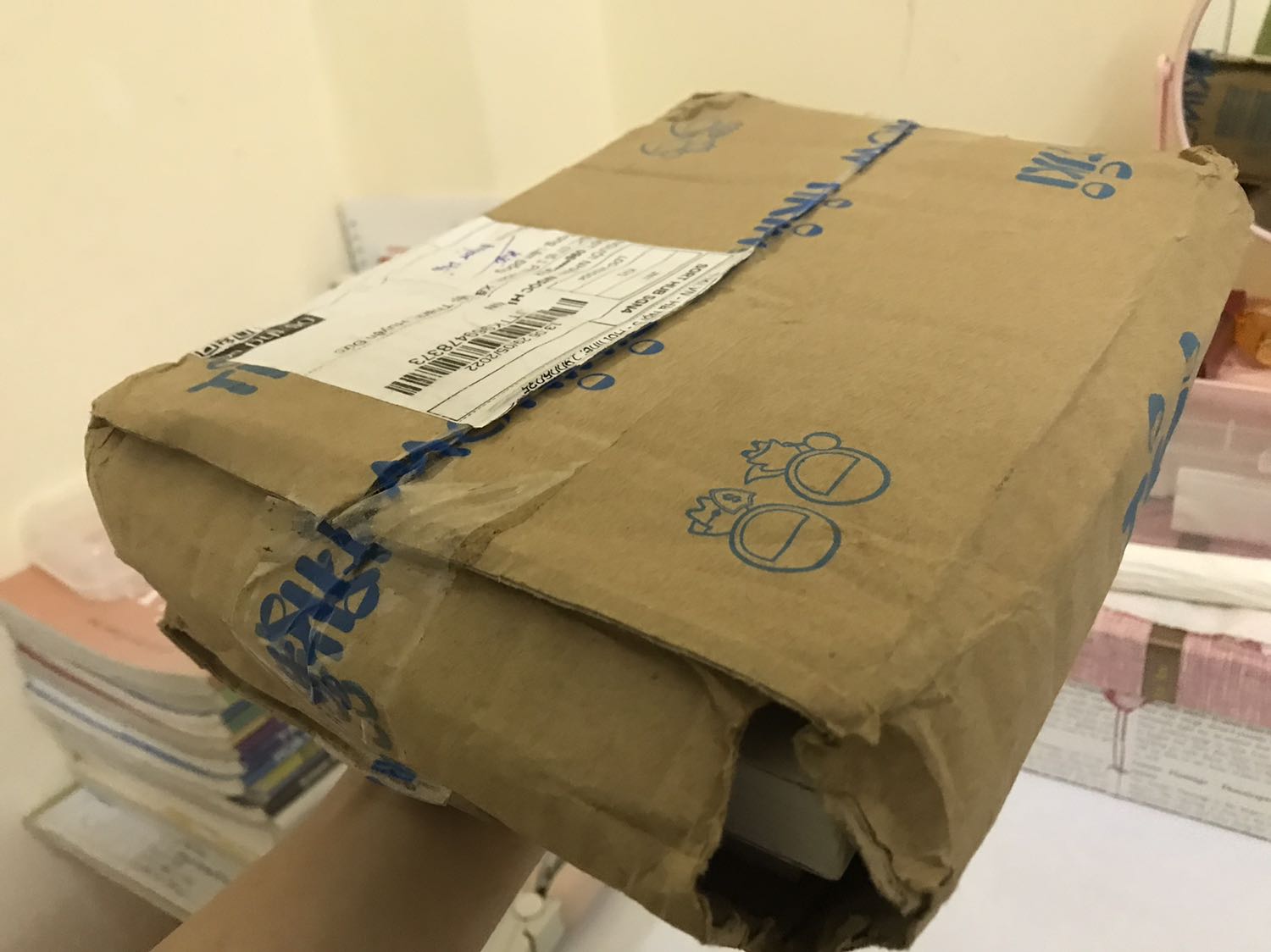 Chưa đọc nhưng nghe review nên mua. Đặt 3 cuốn mà mỗi cuốn này ít tiền nhất thì bao bọc bên ngoài đầy đủ. Sách không bị bẩn. Mỗi cái đóng hàng như hình.