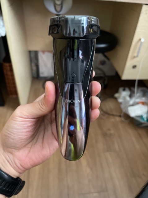 Hơi nghi ngờ đây ko phải hàng chính hãng khi nhận được. Mình đã tham khảo thêm nhiều bên thì sản phẩm này phải có màn hình led báo pin.

Cần cân nhắc kỹ khi mua sản phẩm này tại đây