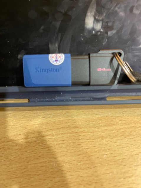 Tốc độ đọc/ghi tạm ổn, giao hàng nhanh, đóng gói kỹ lưỡng, vỏ ngoài bằng nhựa cứng cảm giác chắc chắn, nhưng chịu lực va đập hơi kém, thiết kế móc gắn khoá chưa được tiện dụng thoải mái, rất khó treo móc chống thất lạc