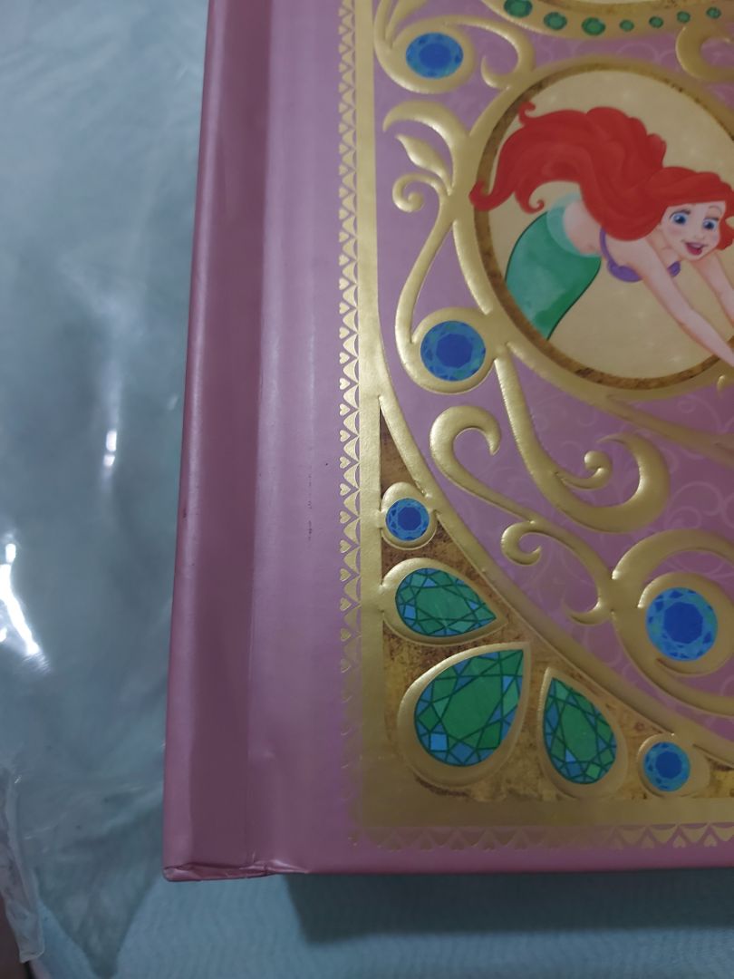 sách dựng hình đẹp lắm
có vẻ bảo quản trong kho tốt nhưng khâu đóng gói gửi đi thì kém
mấy cuốn bìa cứng này đề nghị tiki bọc chống sốc chứ sách mắc mà móp như vậy nhìn xót lắm