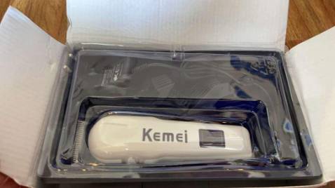 Máy cầm chắc tay, cắt ngọt, pin trâu cắt cho 2 người mới tụt 10%. Ngon phù hợp giá tiền.