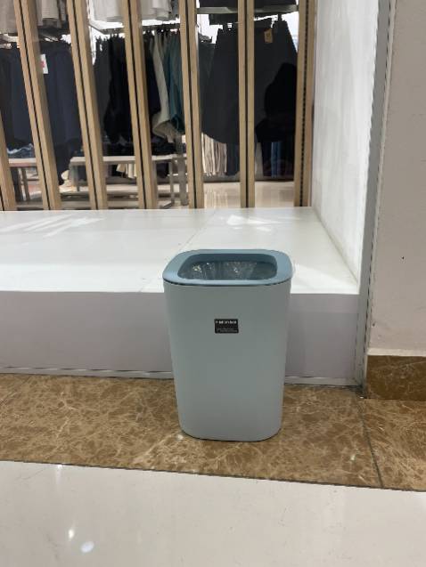 Rất đẹp và chắc chắn, ưng cái tông màu Patel này dữ luôn! Chất nhựa cứng cáp, đẹp tốt nhìn rất sang và hiện đại. Nắp có vòng để dấu túi rác lại rất đẹp mắt. Đúng tích lớn 12 lít phù hợp với nhu cầu. Mình mua mấy cái liền để tại store quần áo của mình best hợp over hợp luôn. Rất hài lòng!!!