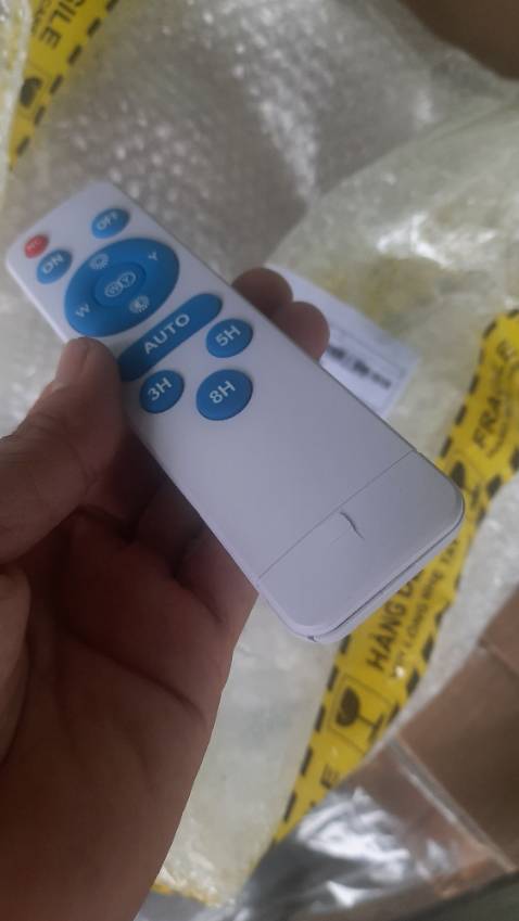 Remote bị bể ở góc, nhờ đổi lại cái remote khác