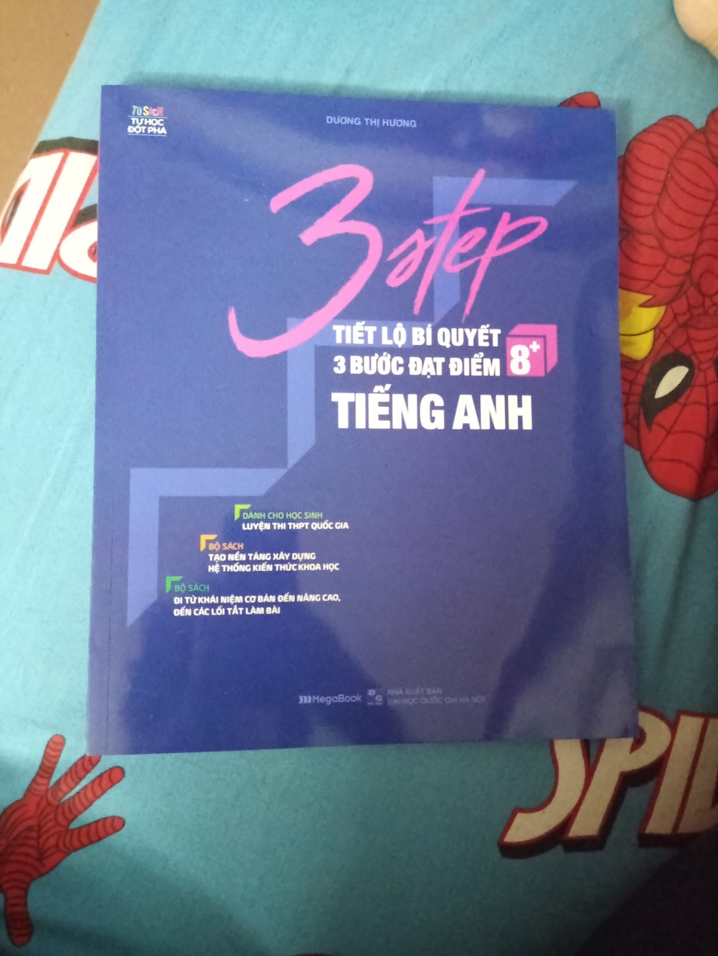 Tiki giao hàng siêu nhanh ms đặt tối hôm qua mà sáng nay đã có rồi. sách khá năng và dày, đbt khá to nhưng riêng quyển tiếng Anh thì hơi mỏng. học xong 3 quyển này mà được hơn 8 điểm thi đại học thì tốt quá :333
