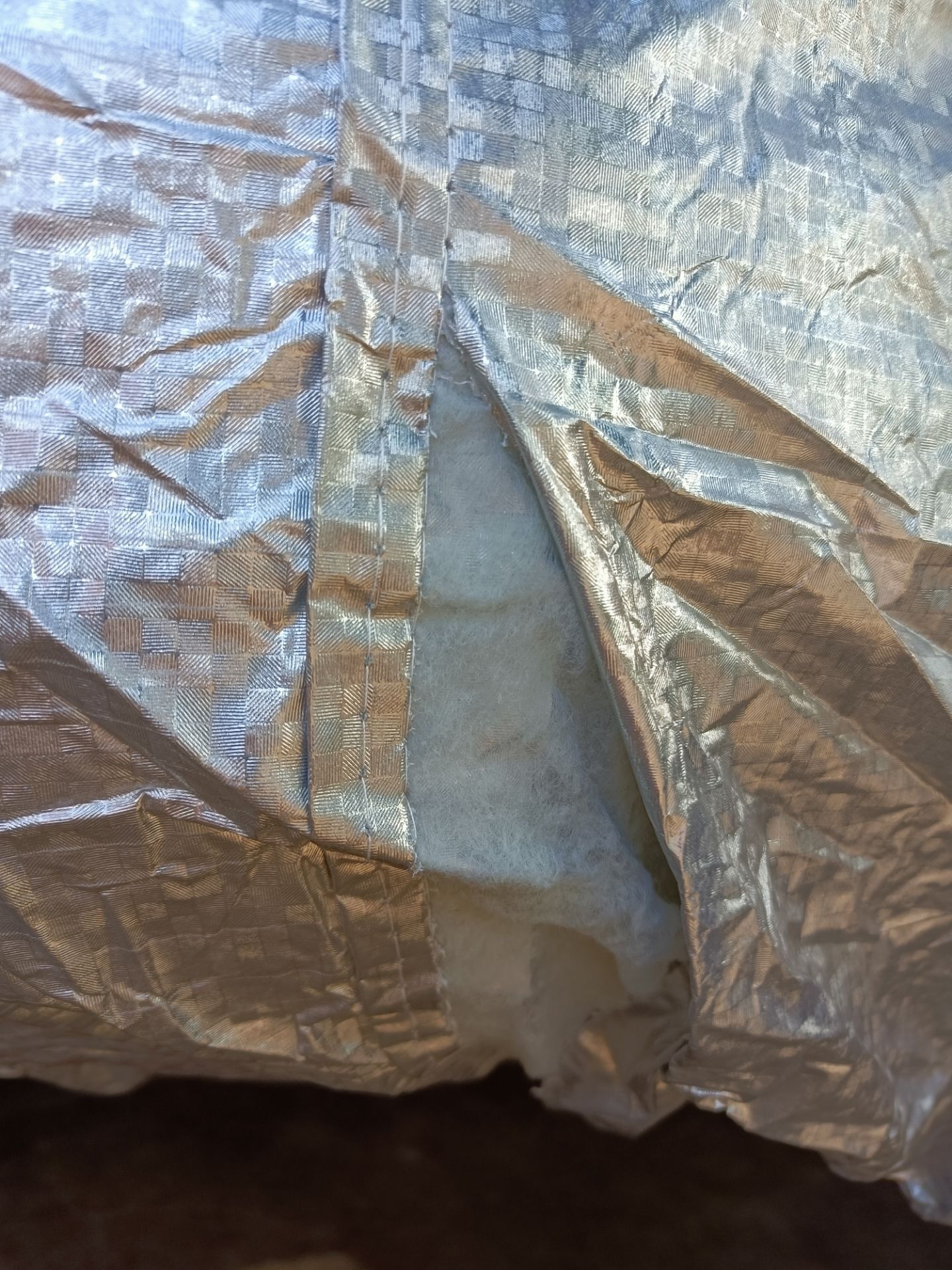 Quá thất vọng, 10 ngày mới giao hàng, nhận hàng trùm thử lên xe thì bạt rách toạc như giấy. Phí tiền mua.