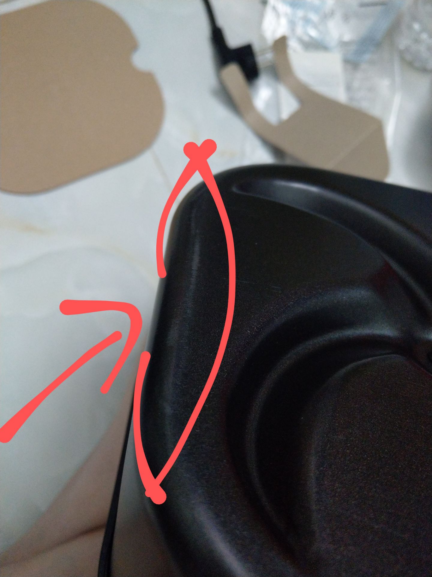 - Mình khui rất cẩn thận để kiểm tra thì rất buồn và không hài lòng ở chỗ: phía dưới đáy lồng chiên bị trầy xước khá nhiều, 2 vạch xước khá sâu ở chỗ hình cánh quạt, còn phía mé ngoài thì bị xước 1 lằn dài luôn, mình mua hàng mới vả lại có tráng lớp chống dính mà trầy xước kiểu này thật sự rất khó chịu và buồn lắm Tiki à.
- Mình còn giữ nguyên bao bì phiếu bảo hành, Tiki xem và đổi lại cho mình cái lồng chiên nào ko bị trầy xước đi (nếu khó quá thì không cần đổi hết cũng được giao đổi cho mình cái lồng thôi cho tiện)
- Tiki được 1 điều ok là giao hàng nhanh, đặt 9h mấy sáng thì 4h mấy chiều đã nhận được hàng.