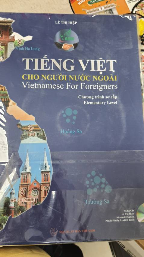 Sách gần 400K mà mỏng dính huhu. Có kèm đĩa CD. Giấy rất dày, in màu bóng bẩy. 
Nội dung bên trong OK. Nhưng ko đáng tiền vì mình mong đợi nội dung tốt hơn cho mức giá này. Nếu kp bạn mình muốn mua sách học tiếng Việt thì mình sẽ kbh mua huhu. Mọi người mua cuốn "Học tiếng việt qua tiếng anh" hay hơn đấy ạ