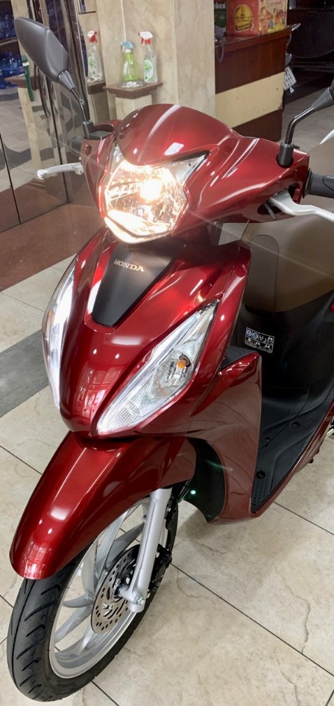 Xe Vision kiểu dáng nhỏ gọn, trục cơ sở ngắn phù hợp với đường phố dông đúc chật hẹp, động cơ 110cc "êm ái", tăng tốc mượt mà nên phù hợp với các bạn nữ. Chìa khoá smartkey rất tiện dụng. Phanh dĩa trước ko hỗ trợ ABS nên cẩn thận khi lái xe lúc đường trơn trượt, ghồ ghề và quanh co lượn khúc, người lái cần phải có kỹ năng !!!
Là một trong những xe hot của Honda nên có lúc cháy hàng bị các đại lý thổi giá lên quá giá trị thực giá đề nghị của nhà sản xuất, hoặc đại lý bán xe nhưng gắn thêm phụ kiện "đồ chơi" tính tiền kèm theo như một điều kiện để có thể mua được xe. Người tiêu dùng cần tỉnh táo, thông minh, sáng suốt và cân nhắc khi muốn mua chiếc xe mà mình thích.