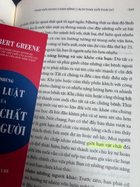 Dịch có vẻ tệ, hoặc là lỗi chính tả
Vừa mua về mở hú hoạ thử một trang, thấy câu văn hơi sai sai, lên google tìm bản gốc tiếng Anh thì thấy dịch sai thật (PHYSICAL trong câu này phải là THỂ CHẤT chứ không phải VẬT CHẤT)
Không biết còn nhiều chỗ sai nữa không???