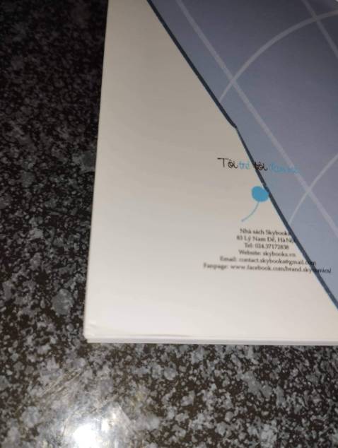 Lần thứ nhất giao móp cạnh bookmark bị rách làm đôi, đổi trả lần thứ 2 còn đóng gói sơ sài hơn lần thứ nhất, bìa vẫn bẩn, cạnh vẫn móp, bookmark thì ko biết dính cái gì mà bám chặt vào trang giấy dù đã cố bóc ra cẩn thận nhưng giấy vẫn bị xước và bookmark thì vừa bẩn vì df. Chán chả muốn đổi nữa, ncl thất vọng chàn chề. Bạn nào muốn mua nên cân nhắc còn nếu muốn *** nhân phẩm thì hãy mua để và cảm nhận....