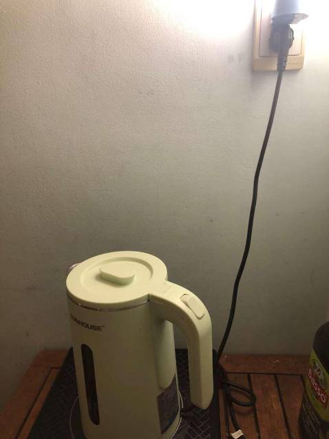 Giao hàng rất nhanh. Hàng chuẩn. Hộp hơi móp méo tí nhưng không sao vì ấm dùng cực thích.