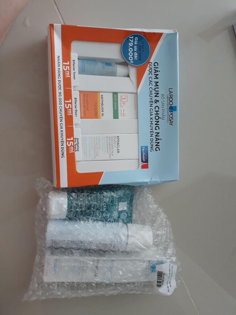 Được sale nên mình mua hẳn 2 set. Đây là thương hiệu uy tín dành cho da nên mình không nghi ngờ gì nhiều về chất lượng. Sản phẩm được đóng gói cẩn thận, tuy hơi móp vài chỗ (chắc do vận chuyển!). Mình hỏi ý kiến nhiều bạn bè trước khi mua nên cũng yên tâm về sản phẩm.