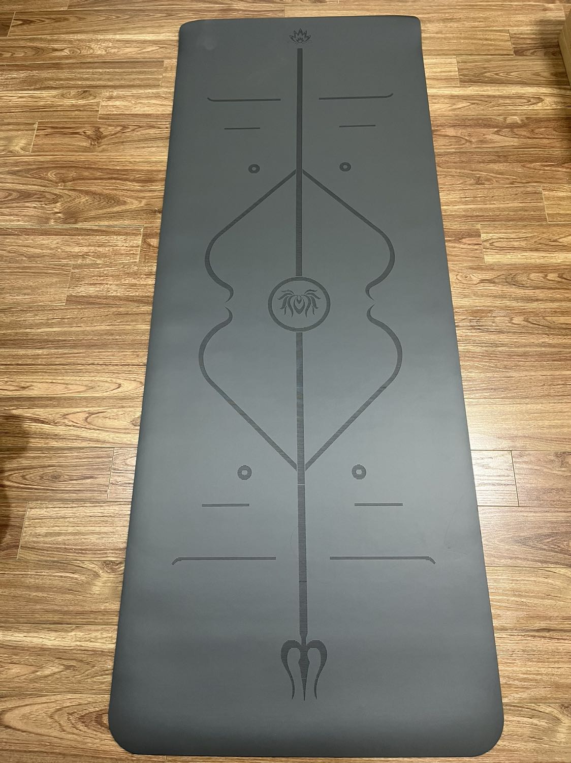 Hàng đẹp. Hàng thật giống ảnh. Thảm ko bị mùi. Về độ bền phải dùng lâu mới biết :)