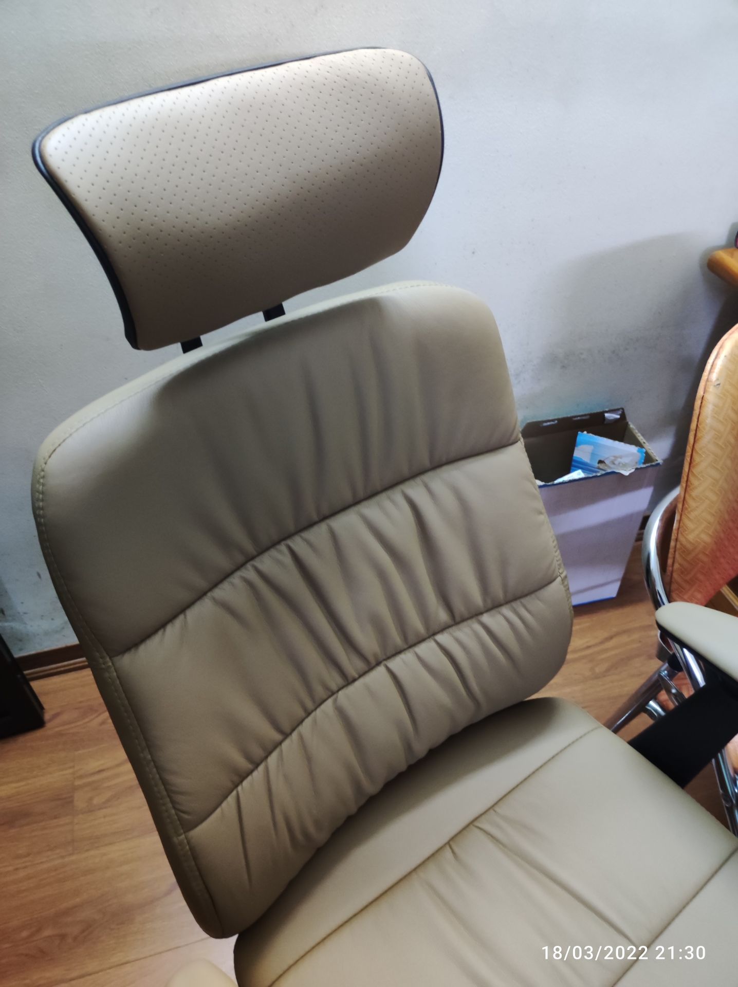 Hàng đẹp, ghế khá to, bên ngoài màu sắc kem đẹp, da mịn