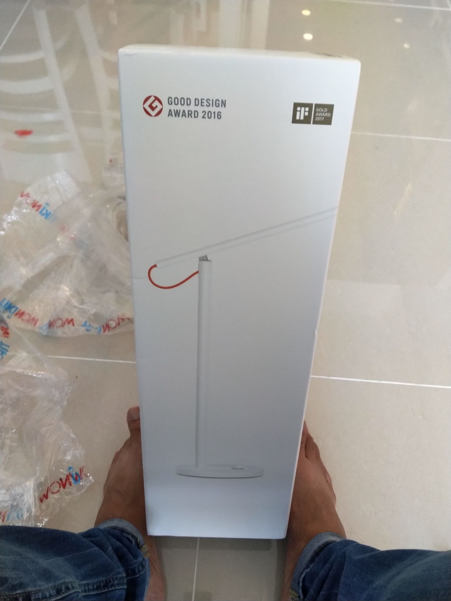 Đèn ngoại hình đẹp, build cứng cáp. Kết nối wifi để điều khiển bằng điện thoại sử dụng app Mi home. Chú ý đây là đèn bàn đọc sách và làm việc nên ánh sáng đèn chỉ có 2 tone là trắng và vàng.