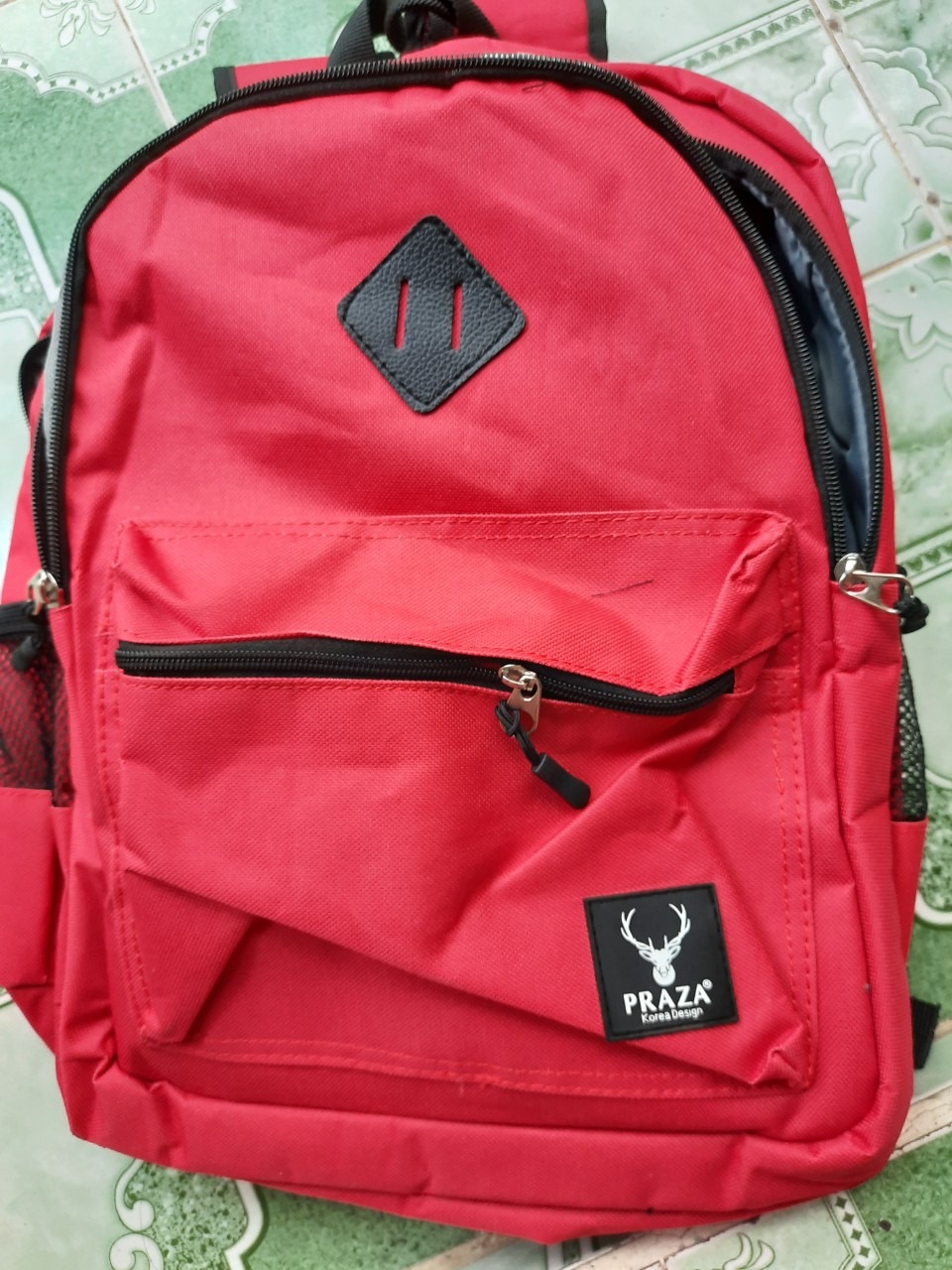 vải thì thô balo nhăn nhúm , nhận hàng hôm trước , hôm sau vừa mang đi học thì tét quai , hic lần đầu cũng như lần cuối cạch mặt thương hiệu này , các bạn muốn mua thì nên suy nghĩ kĩ nhen . Chỉ được cái là tiki giao hàng rất nhanh thôi còn về sản phẩm thì rất tệ