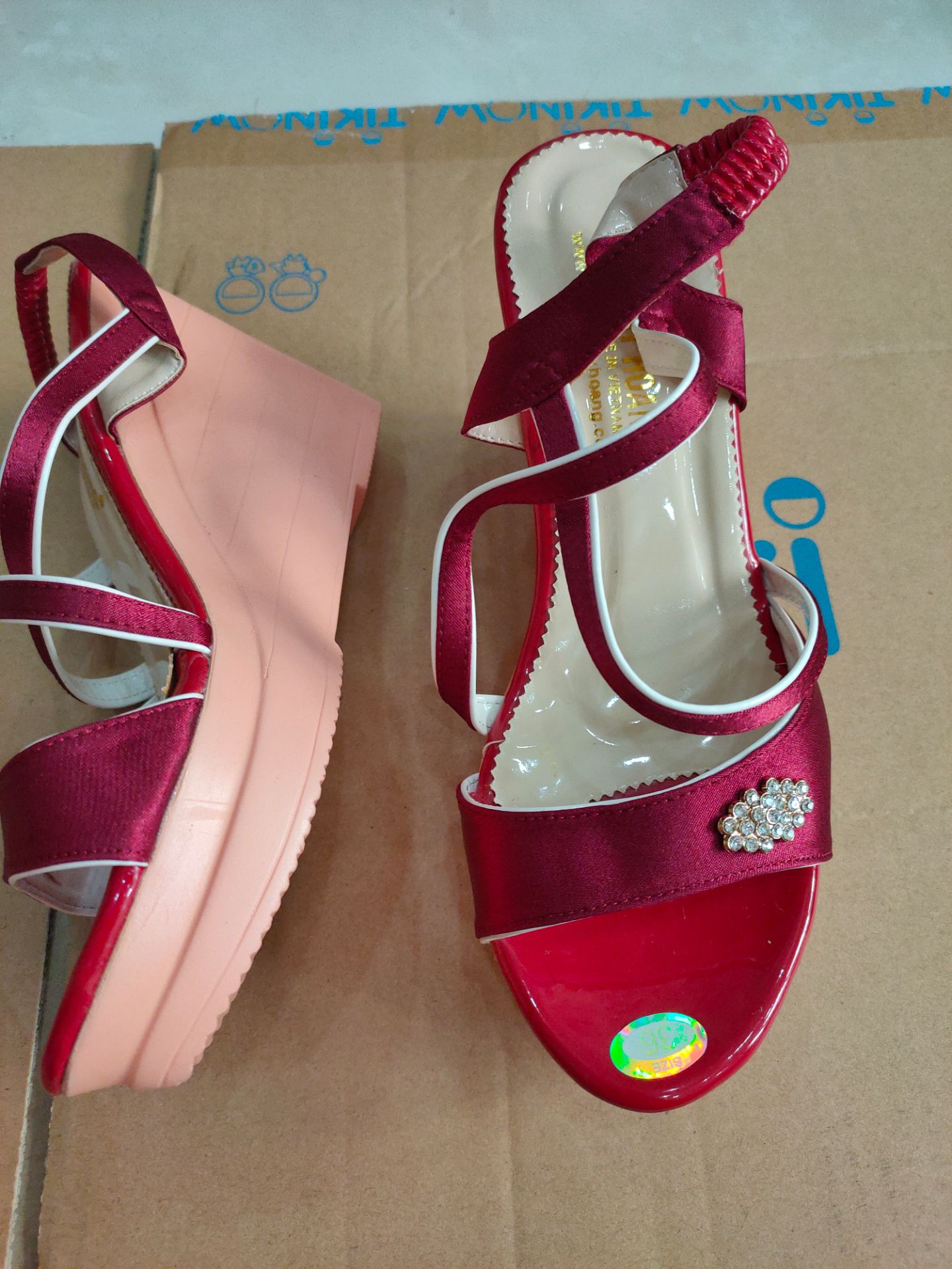 Dép đẹp, nhìn vậy mà nhẹ lắm... Giao hàng nhanh chóng