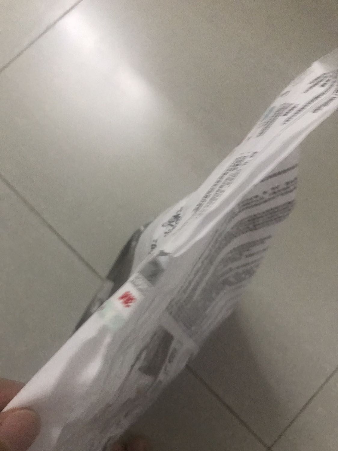 Không hài lòng, sản phẩm không như cam kết, không mới zin như đã nói, tem mở ra dán vô rất dễ dàng ko bị rách tem như các sản phẩm zin khác. Zip mở ra dễ dàng, không như khui hàng mới, bao bì cũ xài rồi, y như lấy râu ông này cấm càm bà kia. Và nhất là từng sản phẩm không được bộc lại từng cái để luôn tuồng chồng nhau rất không vừa mắt. Theo tôi biết 3M từng cái bộc riêng biệt nhau. Tôi muốn được hoàn tiền vì sản phẩm không như cam kết. Tôi không thích xài sản phẩm trong khi tôi nghi ngờ về chất lượng của nó. Yêu cầu Tiki xem lại Shop này về sự cam kết và chất lượng. Thanks nhiều