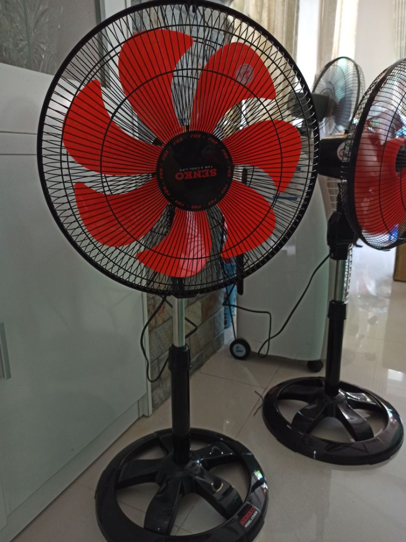 quạt chắc chắn, lực gió mạnh. shop tâm lý khi giao 3 quạt cùng màu. giao đầy đủ phụ kiện, ko sứt mẻ j.