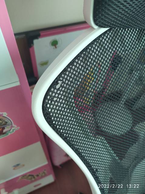Sản phẩm không được tốt. Lưới lót lưng bị giãn, không căng, có 1 chỗ bị rách. Tay ghế bị bể. Ốp viền đen lưng không khít. Ngồi không thoải mái. Chất lượng không tương xứng với giá tiền.