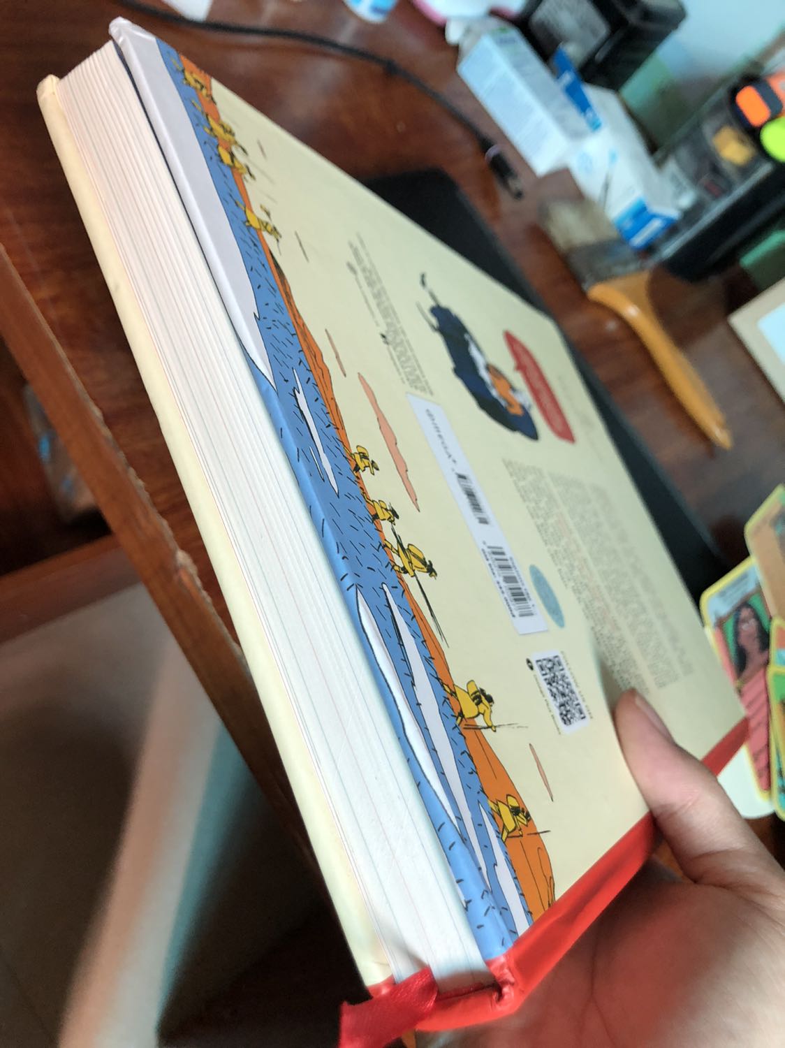 Sản phẩm đẹp, mua được lúc sale lớn nên khá vui, chỉ tiếc duy nhất khâu vận chuyển của Tiki làm mình rất ngại đặt những cuốn bìa cứng đẹp như thế này! Vận chuyển xa móp, méo góc hết cả!