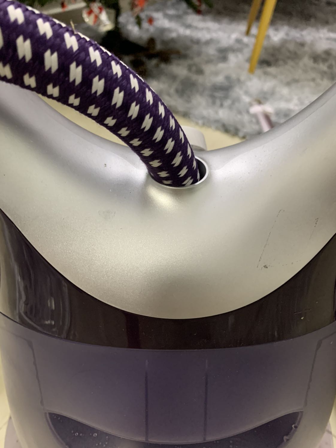 1. mua sản phẩm mới. nhưng giao đồ cũ: 
hàng trầy xước. còn đọng hơi nước bên trong, chứng tỏ đã có ng dùng rồi.
2. đóng gói tệ, thùng xốp nát từ bên trong. shop đóng ẩu( k thể đổ lỗi cho tiki, nếu do vận chuyển, sẽ trầy xước và móp méo cả trong lẫn ngoài.

3. vẫn chưa dùng thử, k biết có dùng đc hay không.... sẽ complain với tiki sau
 
Mọi người cân nhắc thật kỹ trước khi mua!