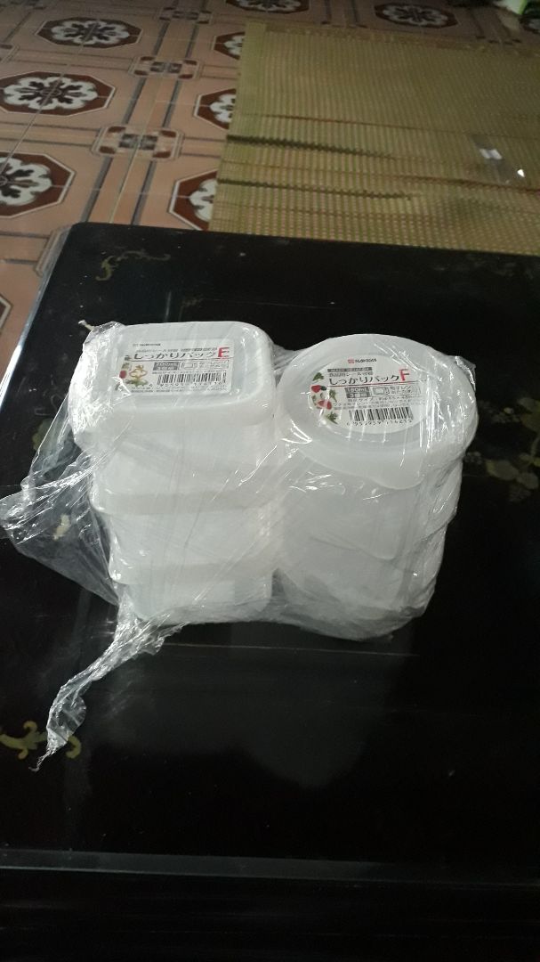 sản phẩm như ảnh. nắp nhựa dẻo hơn thân. hộp tròn 180ml nhỏ hơn hộp vuông 200ml, hộp trông hơi nhỏ sản phẩm như ảnh. nắp nhựa dẻo hơn thân. hộp tròn 180ml nhỏ hơn hộp vuông 200ml, hộp trông hơi nhỏ