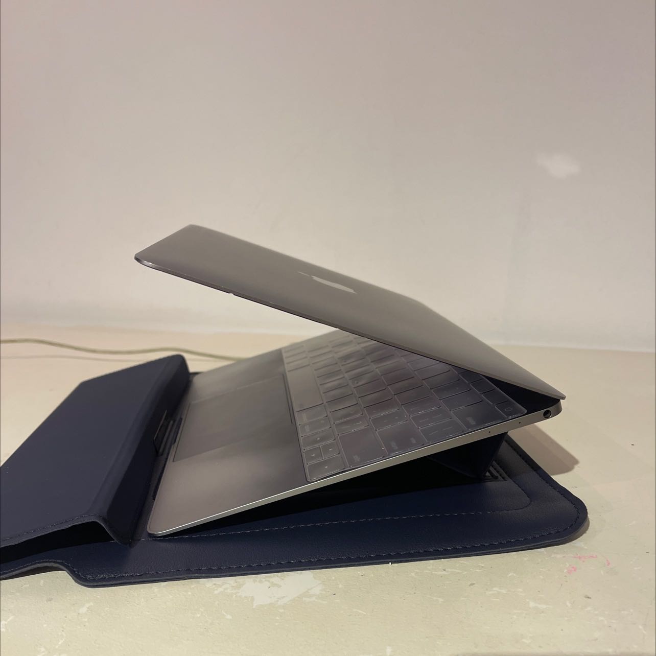 Sản phẩm đúng mô tả, tiện dụng. Có cả bao nhỏ để đựng cáp sạc các loại, trong bao nhỏ shop tặng thêm 2 dây để buộc cáp. Dù là chi tiết nhỏ thôi nhưng tinh tế hữu dụng. Rất hài lòng