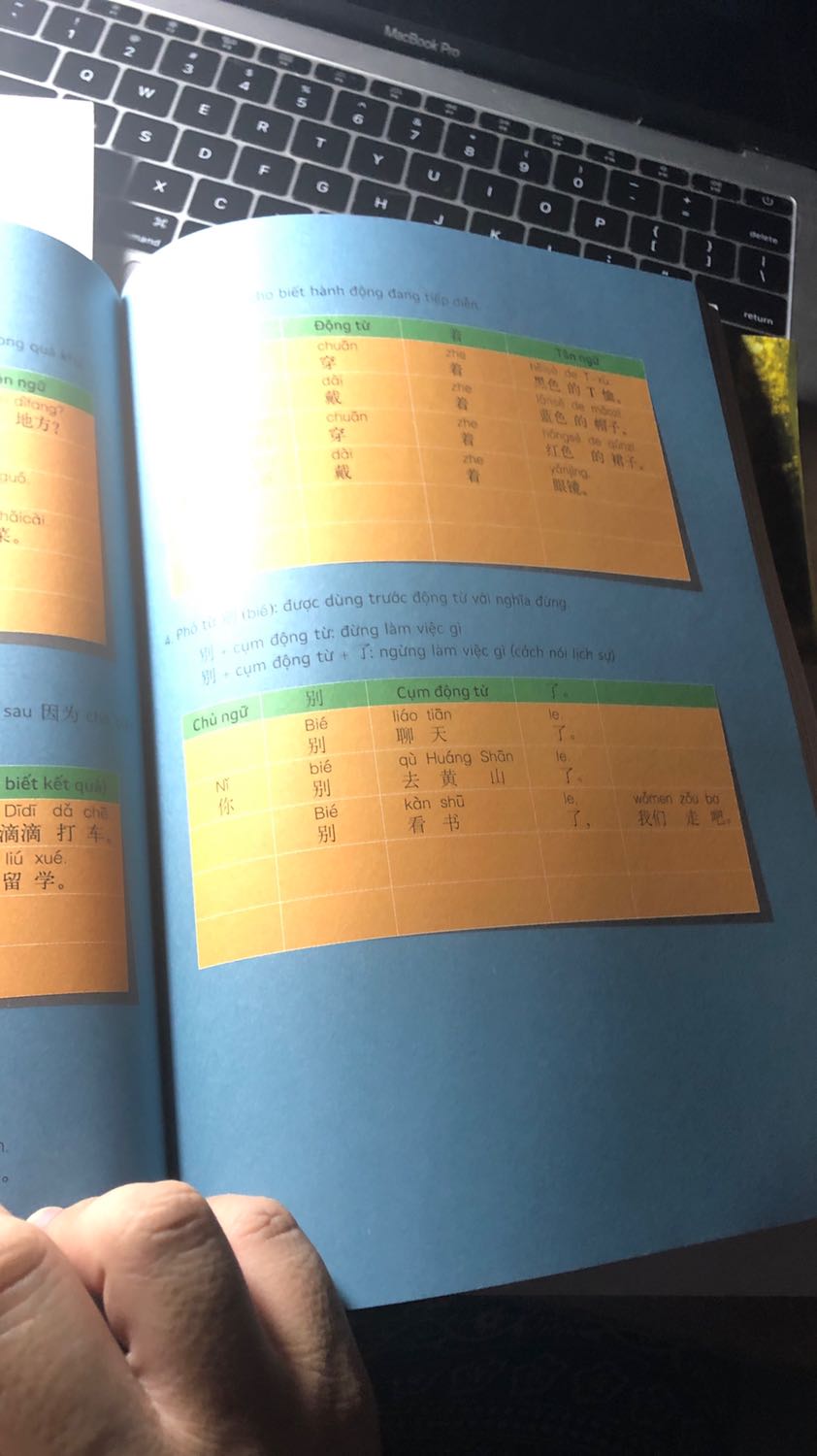 Mình muốn tự học tiếng Trung cơ bản từ lâu rồi, nhân dịch Tiki sale off 91% hốt liền 2 quyển tập 1 2 và ưng cái bụng. Sách màu, trình bày rất dễ hiểu.