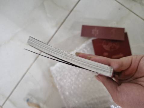 Đóng gói sơ sài , gáy sách thì bị dơ nữa!!!