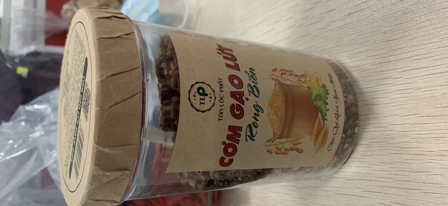 Gạo giòn, có gia vị vừa ăn, rong biển cũng không quá ít. Hộp được đóng kín, hình thức khá đẹp, có thể dùng làm quà tặng