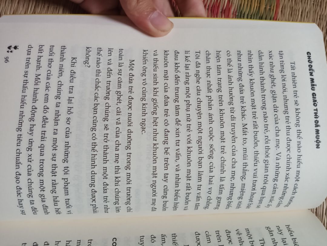 Vì sắp có con, mình tình cờ đọc được phần đầu ebook sách này và quyết định mua sách giấy cho đỡ lười.
  
* Nội dung sách:
- Phần mở đầu rất tốt, hấp dẫn và mới lạ về bộ não và tiềm năng rất lớn nếu trẻ được nuôi dạy trong một môi trường tốt, có sự hỗ trợ của ba mẹ.
- Phần kế tiếp cũng khá tốt, bằng cách đưa ra các ví dụ và phân tích cho cha mẹ biết cách tạo ra môi trường kích thích khả năng của bé.
- Phần cuối thì đọc hơi chán. Đọc có cảm giác rất nặng nề, có một chút tư tưởng "con hư tại mẹ" và con cái như thế nào thì người mẹ chịu trách nhiệm/giữ vai trò lớn nhất.
  

* Hình thức: Cầm vừa tay, bìa cute, có bọc bên ngoài nên không lấm lem, cong góc.
   
6/10 thôi, vì nó chưa tới.
Nhưng cũng là một quyển sách nên đọc để biết được giáo dục càng sớm thì càng tốt cho con.
Và giáo dục sớm KHÔNG PHẢI bắt ép con học này học kia, mà là tạo môi trường, kích thích tài năng của bé. Cho con được học cũng như chơi, chơi cũng như học. Đừng có vứt bỏ con cái, giao cho ông bà người giữ trẻ, rồi đến khi trẻ chậm nói, nói ngọng, vô kỷ luật, không có hứng thú học tập thì lúc đó lại sừng sộ la mắng, ép bé.