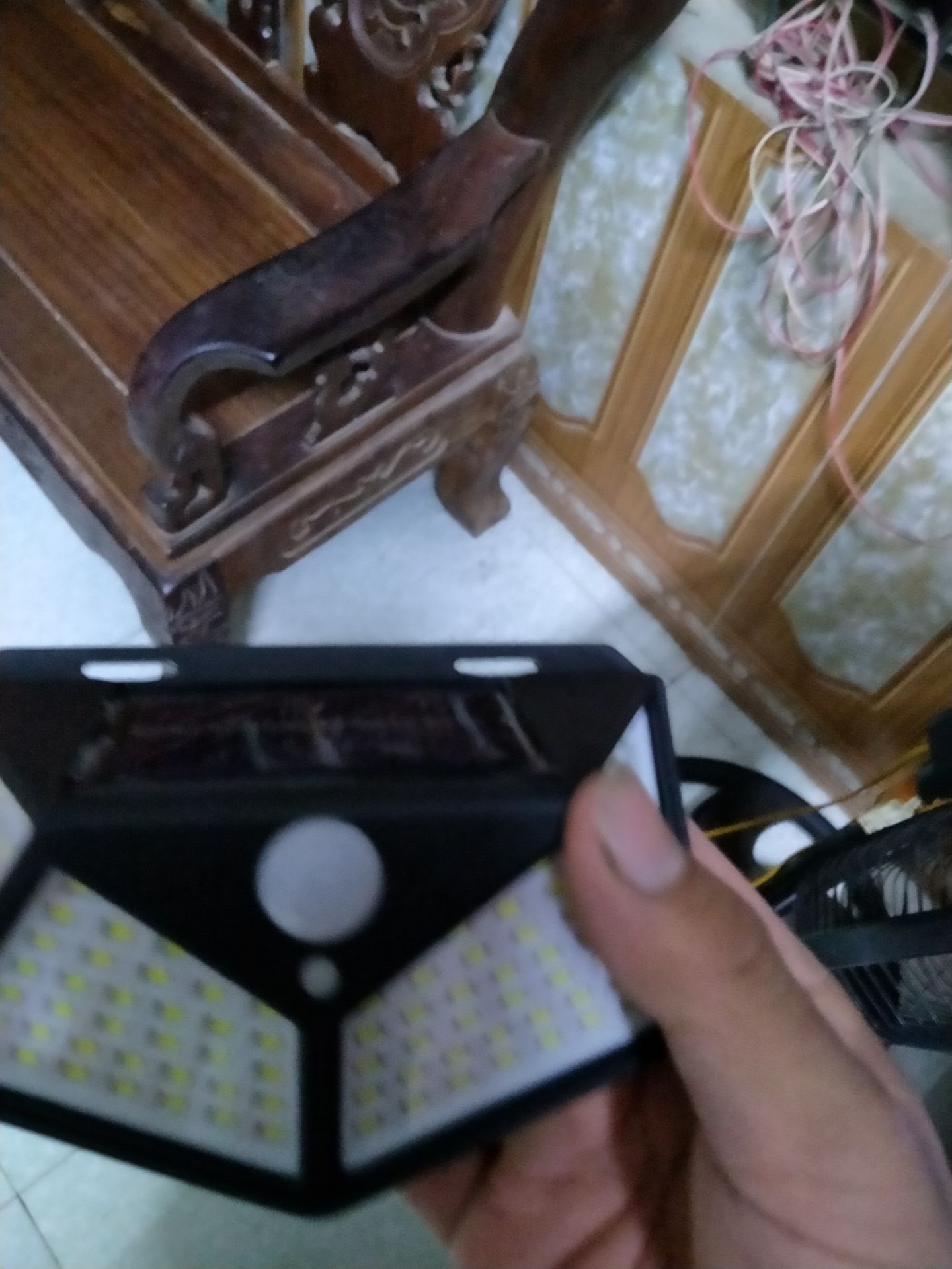 Nhận hàng hồi sáng đến tối mới *** đc đèn cũng khá là sáng để càng cao độ phủ càng lớn còn về độ bền với khả năng sạc điện từ ánh sáng Mặt Trời thì chưa rõ tóm lại rất tốt trong tầm giá Nhận hàng hồi sáng đến tối mới *** đc đèn cũng khá là sáng để càng cao độ phủ càng lớn còn về độ bền với khả năng sạc điện từ ánh sáng Mặt Trời thì chưa rõ tóm lại rất tốt trong tầm giá