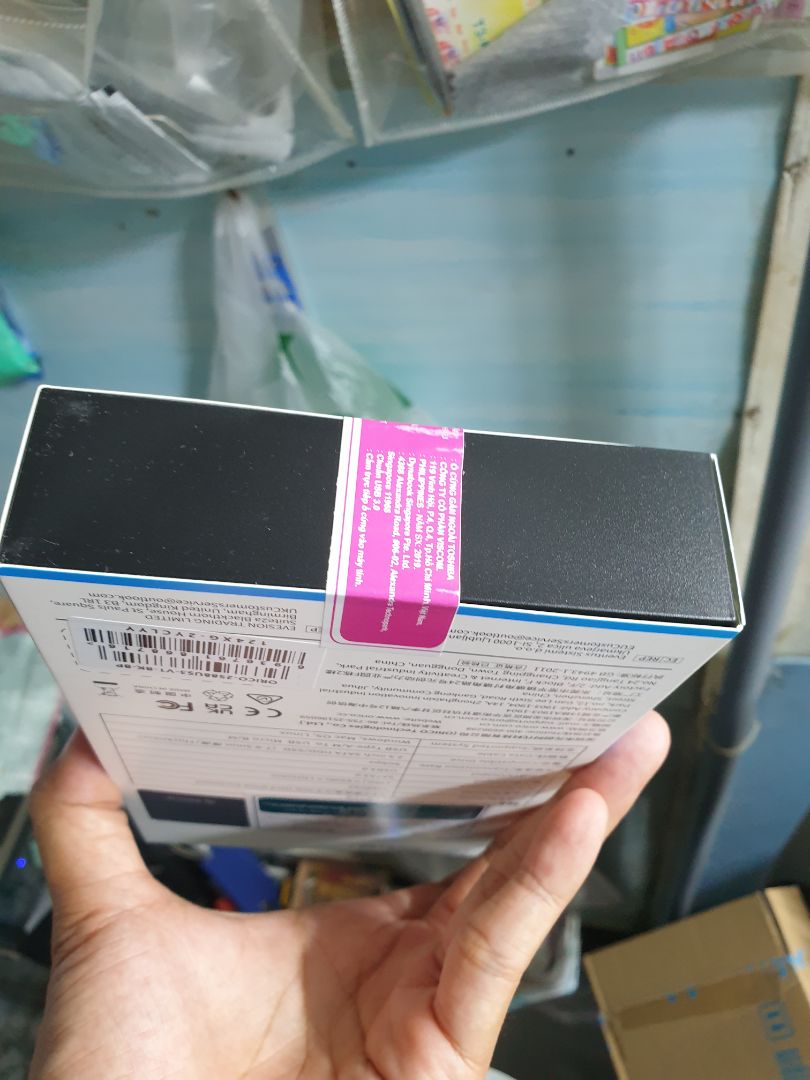 Tem đầy đủ, hôp cũng chắc chắn dễ dùng, có tặng kèm đệm bên trong.
Tiki Trading nên cũng an tâm phần nào.