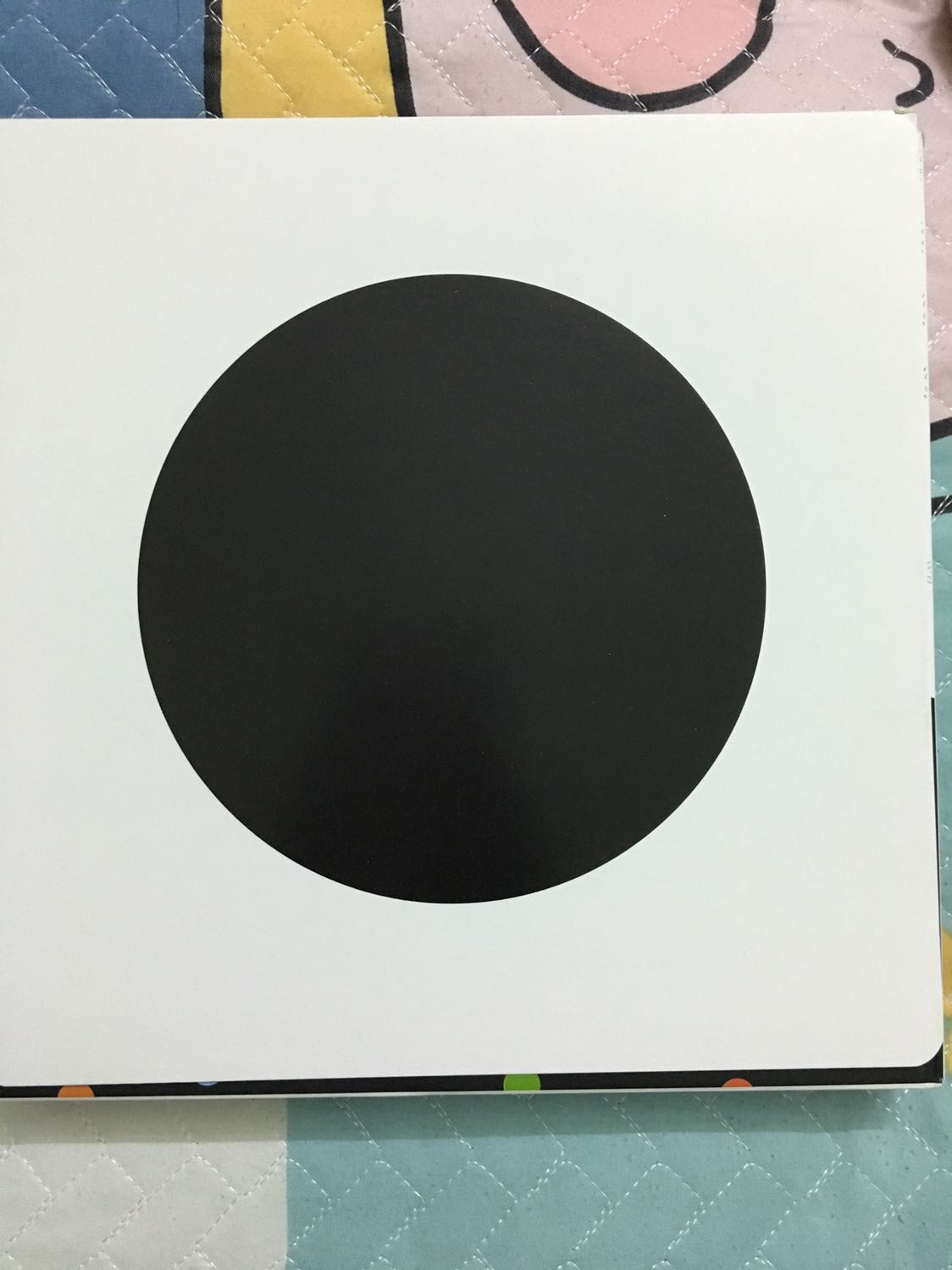 Sản phẩm đẹp,bìa cứng chắc chắn,có hướng dẫn rất chi tiết cách sử dụng.Đang tập cho bé nhà mình xem thấy có phản ứng tốt với hình.Đáng để mua!