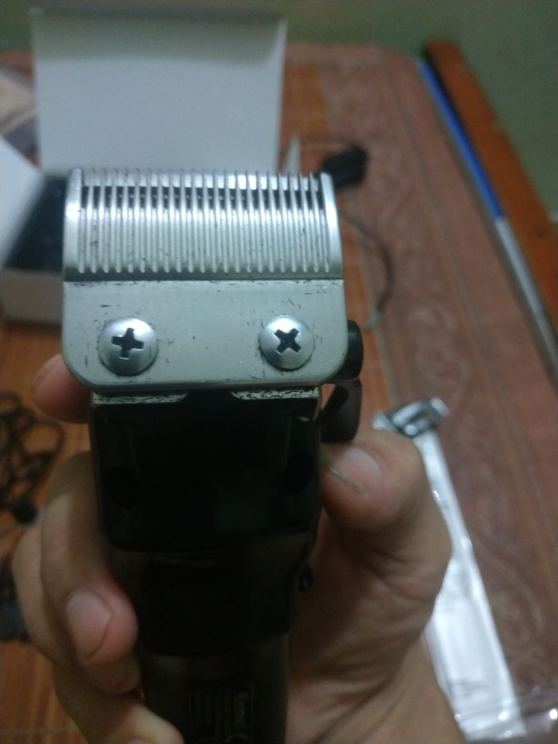 Shop và Tiki giao hàng nhanh dù mùa dịch. 3 ngày là nhận được hàng. Sp đóng gói đầy đủ phụ kiện. Shop sạc sẵn 100% pin nên về xài thử luôn. Cắt xong 1 đầu còn 93% pin, máy khỏe,cầm đầm tay,lưỡi cắt sắc.  Rất hài lòng. Good job.