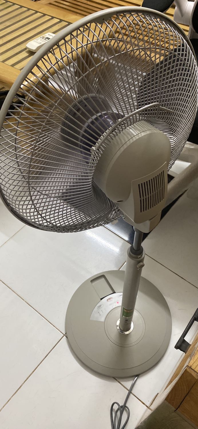 Đắn đo với nhiều hãng khác vì chênh nhau cũng gần 1 triệu. Cuối cùng tin tường Kdk nên chấp nhật giá đắt mà mua luôn:
- Hoàn thiện siêu chắc chắn và đẹp, ko thấy ộp ẹt kiểu nhựa mà thấy cũng hình như ko nhiều nhựa lắm.
- Chạy êm
- Giá thì thôi không bàn, vì thương hiệu rồi
- Nhỏ gọn bỏ phòng khách phòng ngủ đều ồn (với nhà chung cư).
Tương lai sẽ mua thêm 1 cái bỏ phòng ngủ tránh tiếng ồn.