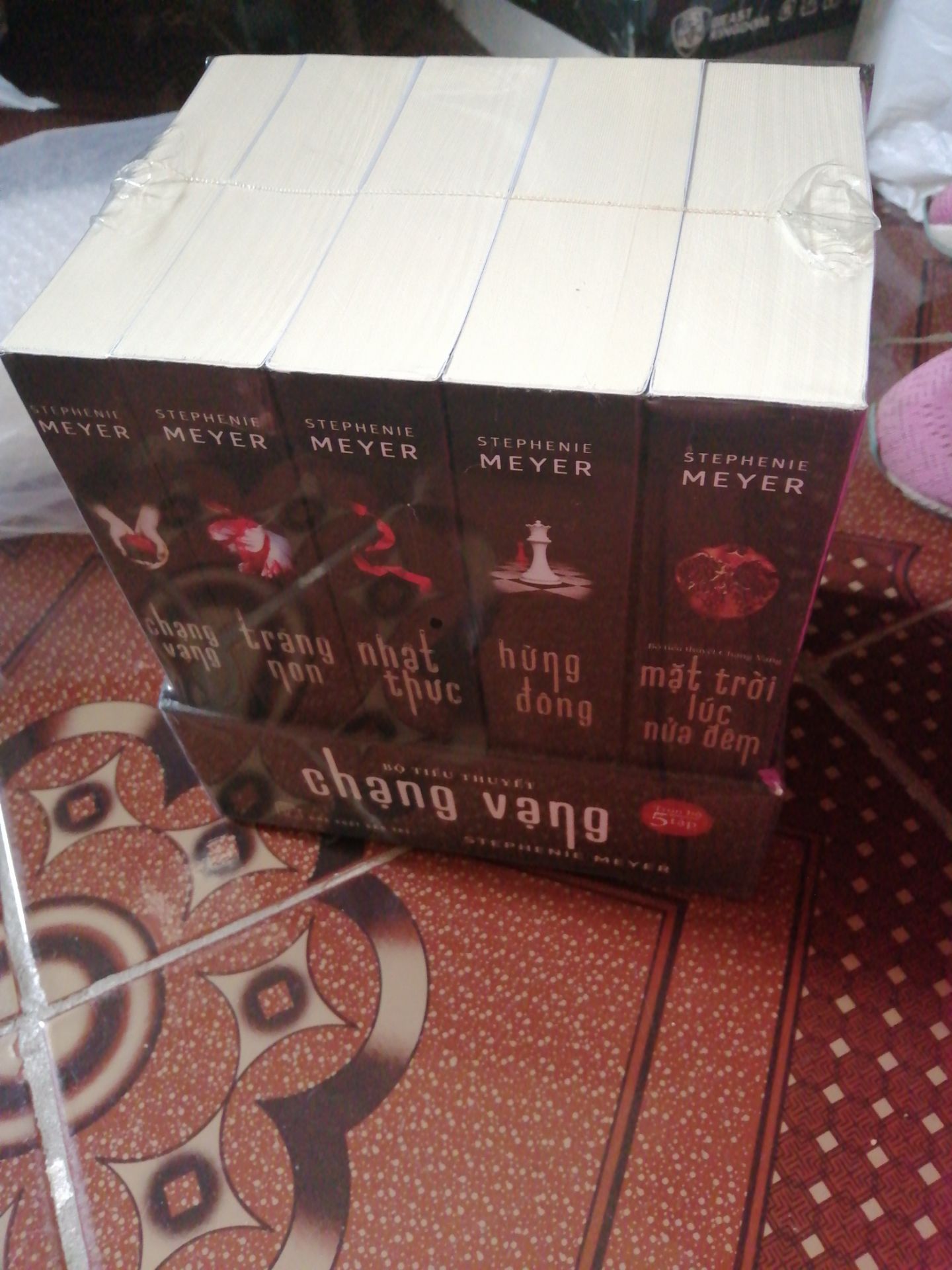 Giao hàng siêu tốc. Bác shiper thân thiện. Dịch vụ tốt. Sách mới đáng đồng tiền bát gạo. Tiki không làm mình thất vọng. Sẽ tiếp tục ủng hộ 😍😍😍👍👏👏🥰😘🤑🤑