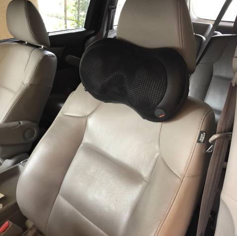 Máy sử dụng rất ok, tiết kiệm sức khi massage sau lưng, chỉ cần đặt sau ghế rồi ngồi tự lên là đỡ mỏi hẳn. Gối thì nhỏ gọn rất là nhẹ, giá cả dễ chịu. Cường độ mát xa vừa phải đủ với mình. Ngoài cường độ, máy có khoảng cái đèn hồng ngoại massage nhiệt tốt lắm. Nhìn chung, sản phẩm này khá oke. Dịch vụ Tiki tuyệt vời. Mình định mua một chiếc khác cho bố. Hi vọng sản phẩm tới cũng sẽ tốt như cái này.