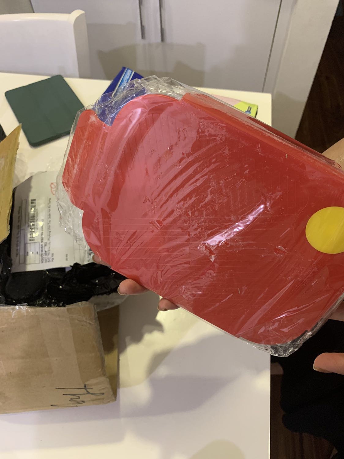 Nhận hàng. Hàng vỡ gọi điện báo lại tiki. 
Kêu chụp hình gửi lại. Đã gửi hình. Nhưng k kêu gửi lại sản phẩm vỡ. Sau 2 ngày k thấy phản hồi lại. Kêu gưit trả lại hàng vỡ. Trong khi trước đó báo chỉ cần chị chụp hình lại gửi sang. Hàng vỡ bỏ đi . Giờ kêu gửi lại. Hài ***. K vỡ thù thắc mắc làm gì mất thời gian. Làm việc chuyên nghiệp. Coi như mất tiền oan