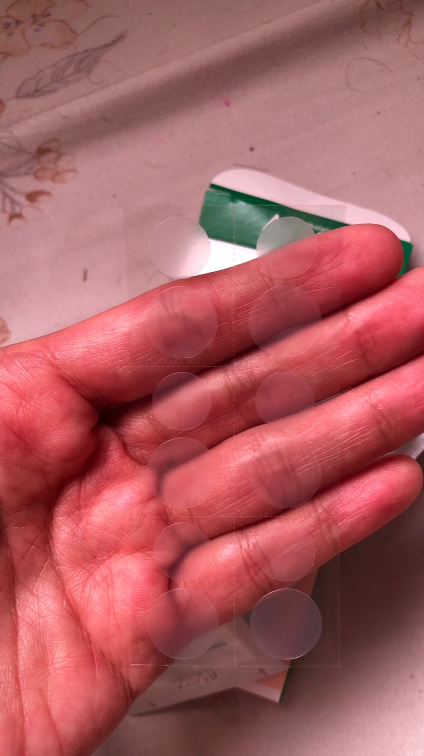 Hiệu quả hút mụn không bằng Mayan Care dù đắt gấp đôi. Chỉ được mỗi cái miếng dán siêu mỏng (mỏng gấp đôi Mayan), nên nếu ai dùng với mục đích bảo vệ mụn để trang điểm thì ok, còn để hút cồi mụn thì không nên vì nó chẳng có tác dụng gì mấy. Tiếc là ko chụp khi gỡ miếng dán khỏi mụn (chỉ dính được rất rất ít dịch mụn rỉ ra, không nhiều và hiệu quả bằng Mayan care dù dùng cùng một nốt mụn)