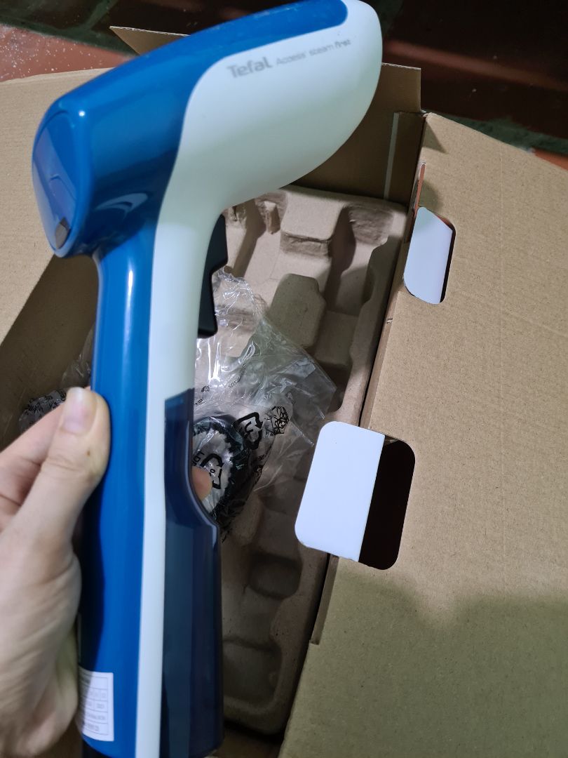 Mình rất mong chờ chiếc bàn là này, và đã nhận được hàng trước 1 ngày so với dự định. Hình dáng đẹp, nhỏ gọn, được bảo hành 2 năm. Mình đã dùng thử, khá ưng ý, tuy nhiên phần hộp nước hơi nhỏ, nên nếu là nhiều sẽ cần cho thêm nước thường xuyên.