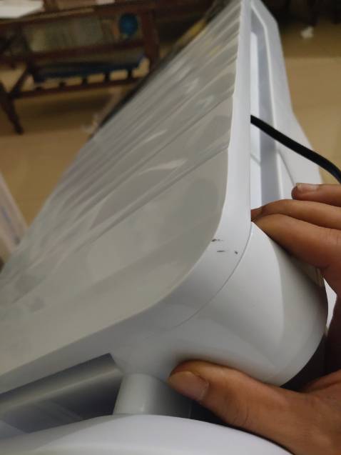 Tạm chấp nhận dc thôi nhé . Nếu thêm mấy trăm nữa thì có nhiều lựa chọn hơn ( điều khiển bằng điện thoại ) , loại này ko có nhé . Nhựa ABS khá chắc chắn ( nhưngays của tui có vài ba vết xước ) . Khe hút gió ở 2 bên thân máy hơi bé , kể ra khe hút giớ đặt vị trí khác thì hiệu quả hơn . Luồng gió ra lại đặt phía sau máy ( có vẻ hơi ngược ) . Cảm biến khá nhậy ( nhưng ko khử dc mùi nhé . Chế độ speed nhỏ nhất với chế mode ( ngủ ) dường nhiw là 1 vì độ ồn nhiw nhau . Chốt lại . Mua cũng dc , chọn cái khác ( thêm mấy trăm ) mua loại khác cũng là lựa chọn hợp lý