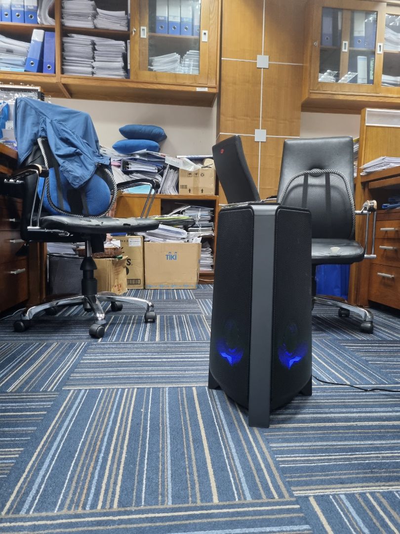 tiki giao hàng nhanh, âm thanh sống động, có đèn led sáng theo nhạc thích mắt, có remote điều khiển thuận tiện